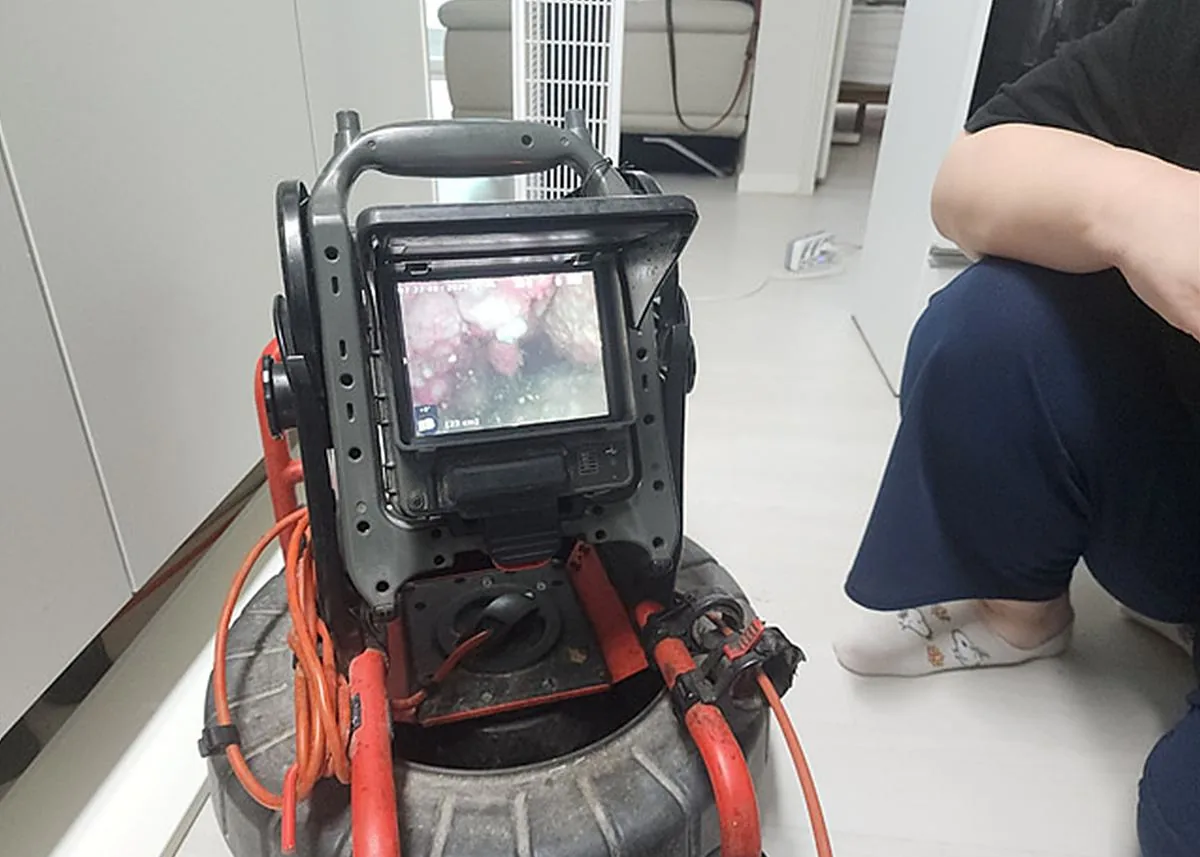 강진 실제 현장 배관 내부에 누적된 유지방을 가까이 확인한 모습