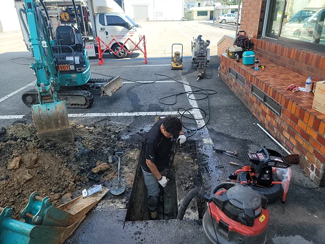 실제 배관공사 과정 - 내시경과 위치탐지 결과를 함께 보고 실제 배관교체 범위를 판단합니다.