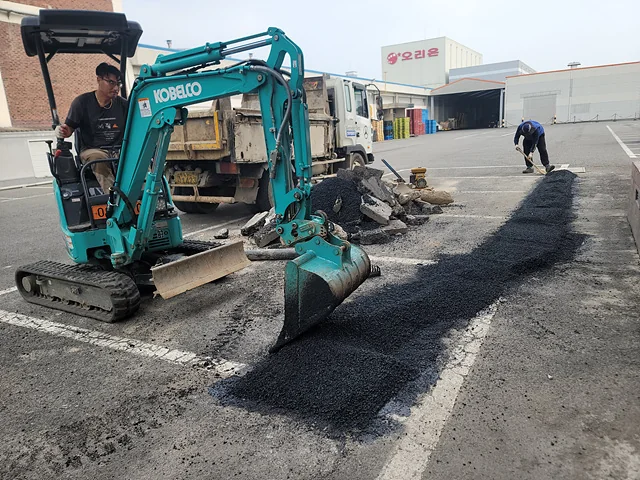 실제 배관공사 과정 - 배관교체 후 되메우기와 포장 복구까지 마무리합니다.