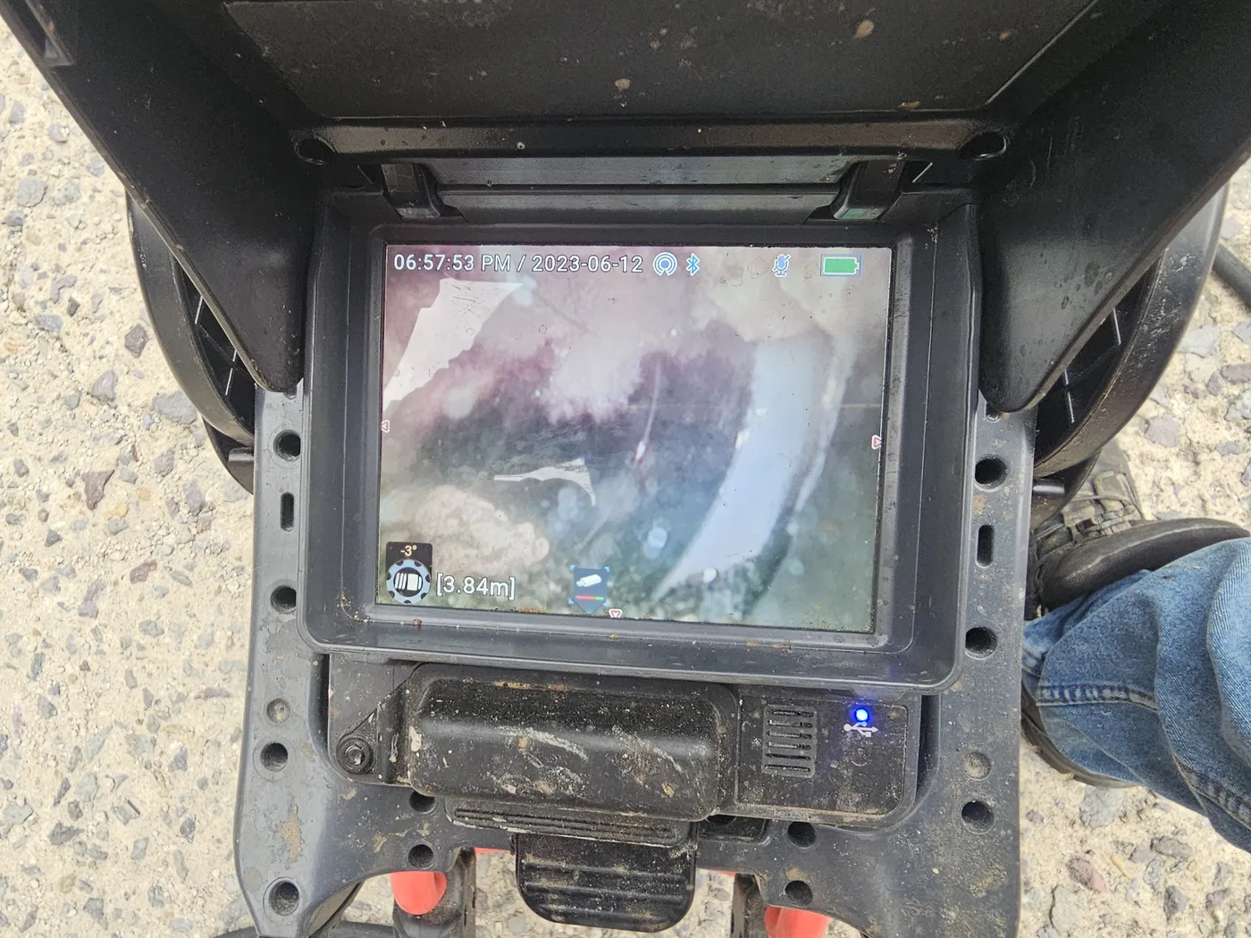 광주 광산구 본량동 1차 고압세척 후에도 배관 벽면에 단단하게 남은 기름을 내시경으로 확인했습니다.