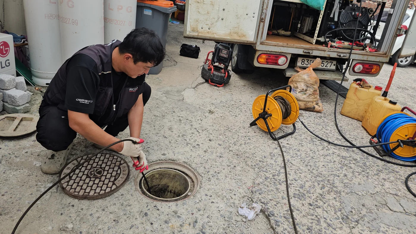 광주 광산구 본량동 플렉스샤프트 작업 후 2차 고압세척으로 떨어진 기름을 오수받이 방향으로 이동시켰습니다.