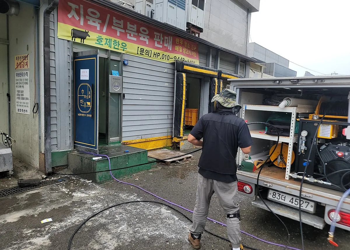 고압세척 작업을 준비하는 모습