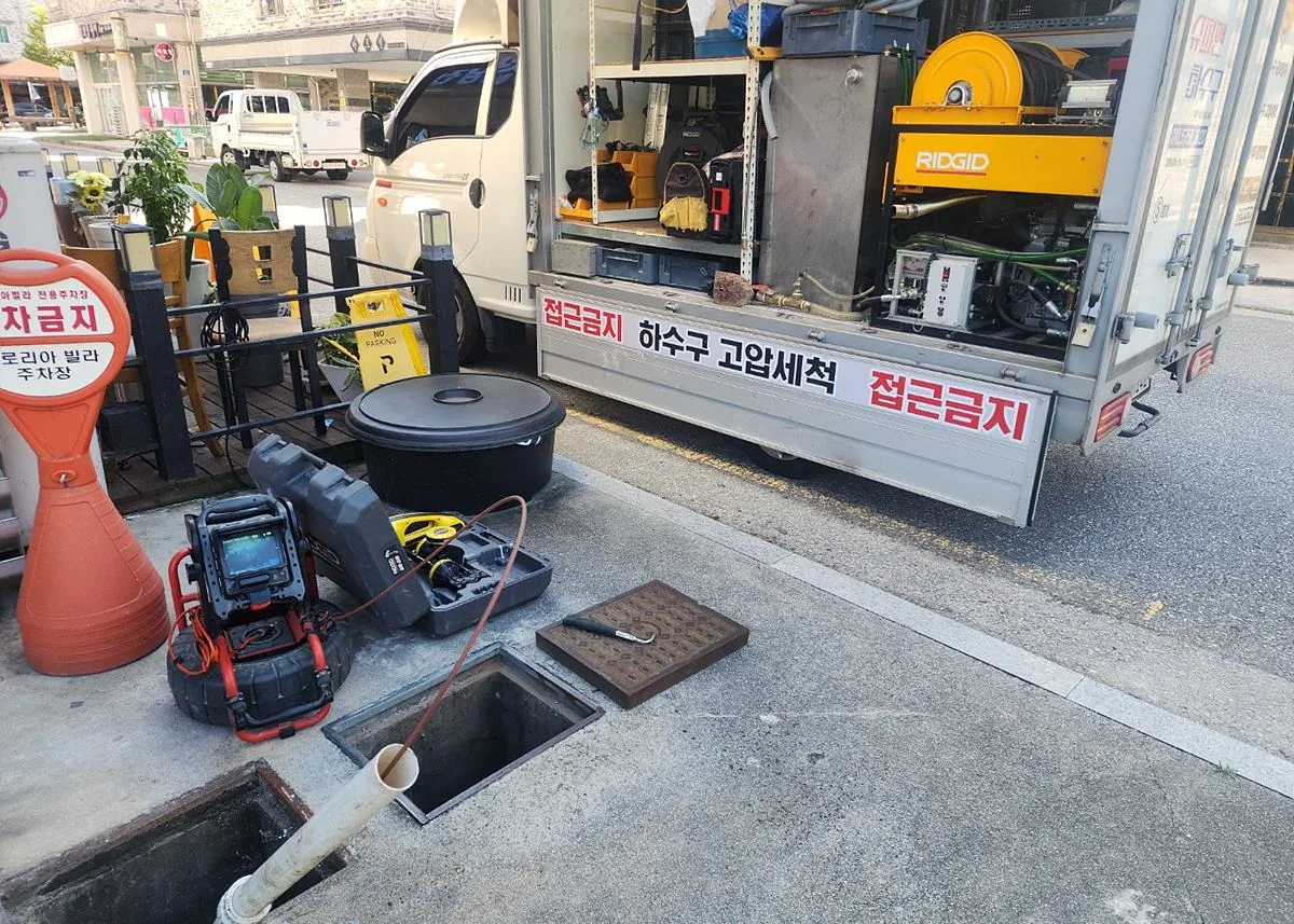 장흥 관산읍 식당 고압세척 후 배관내시경으로 오수관 내부를 확인하는 모습