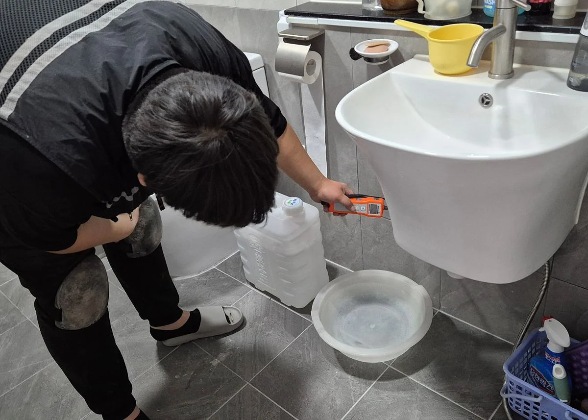 세면대 주변 탐지가스 검사하는 모습