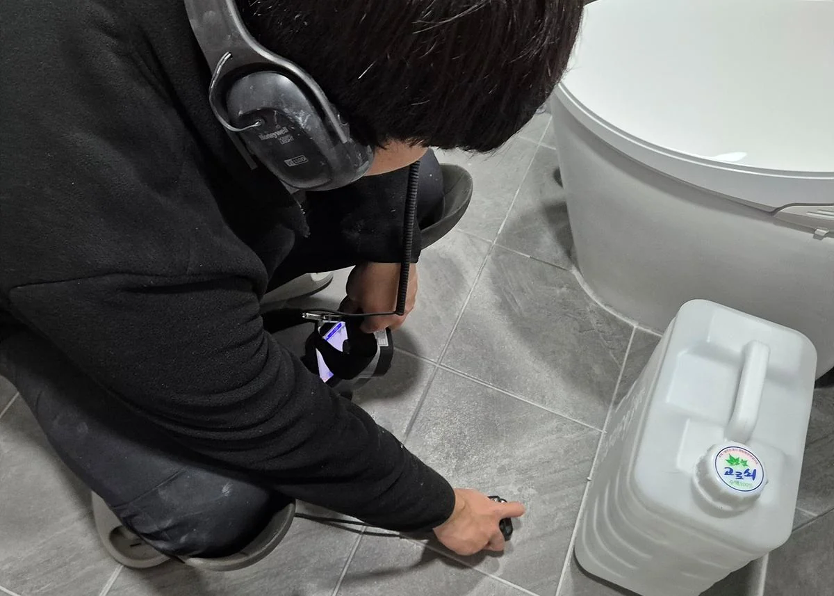 욕실 바닥 청음탐지하는 모습