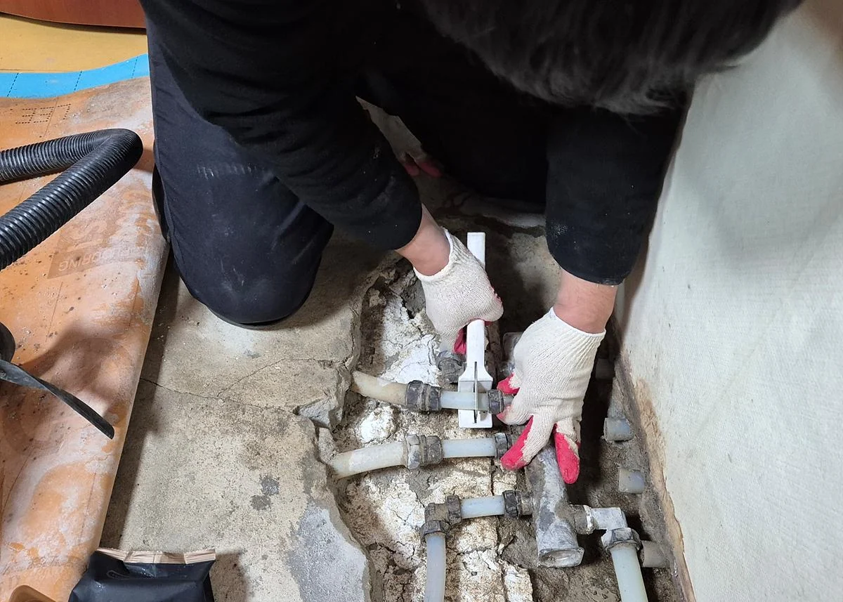 매립 난방분배기 확인과 부속 교체하는 모습