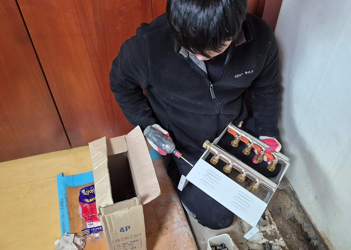 새 난방분배기 설치하는 모습