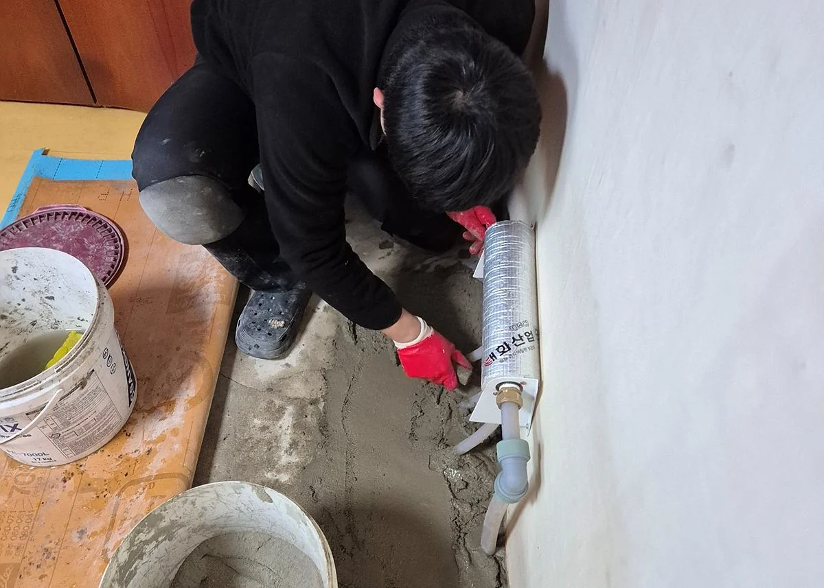 굴설 부위 미장 복구하는 모습