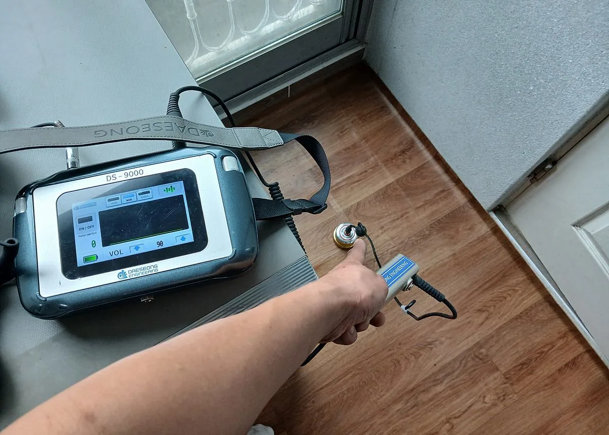 광양 옥곡면 누수탐지 실제 현장 - 거실 싱크대를 지나 배란다 일대에서 크게 들리는 물새는 소리(청음탐지결과)