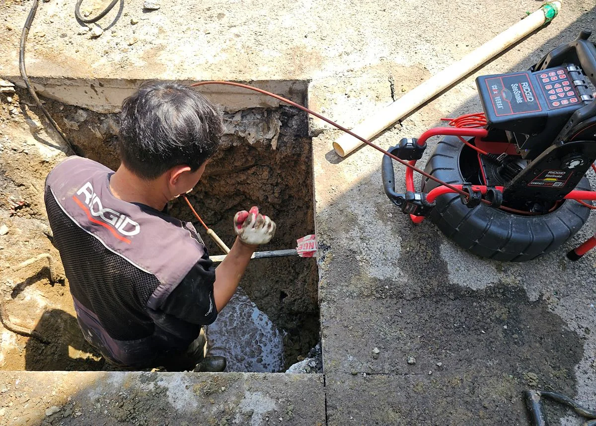 실제 배관공사 과정 - 고압세척 후 배관내시경으로 연결 구간의 상태를 다시 확인합니다.