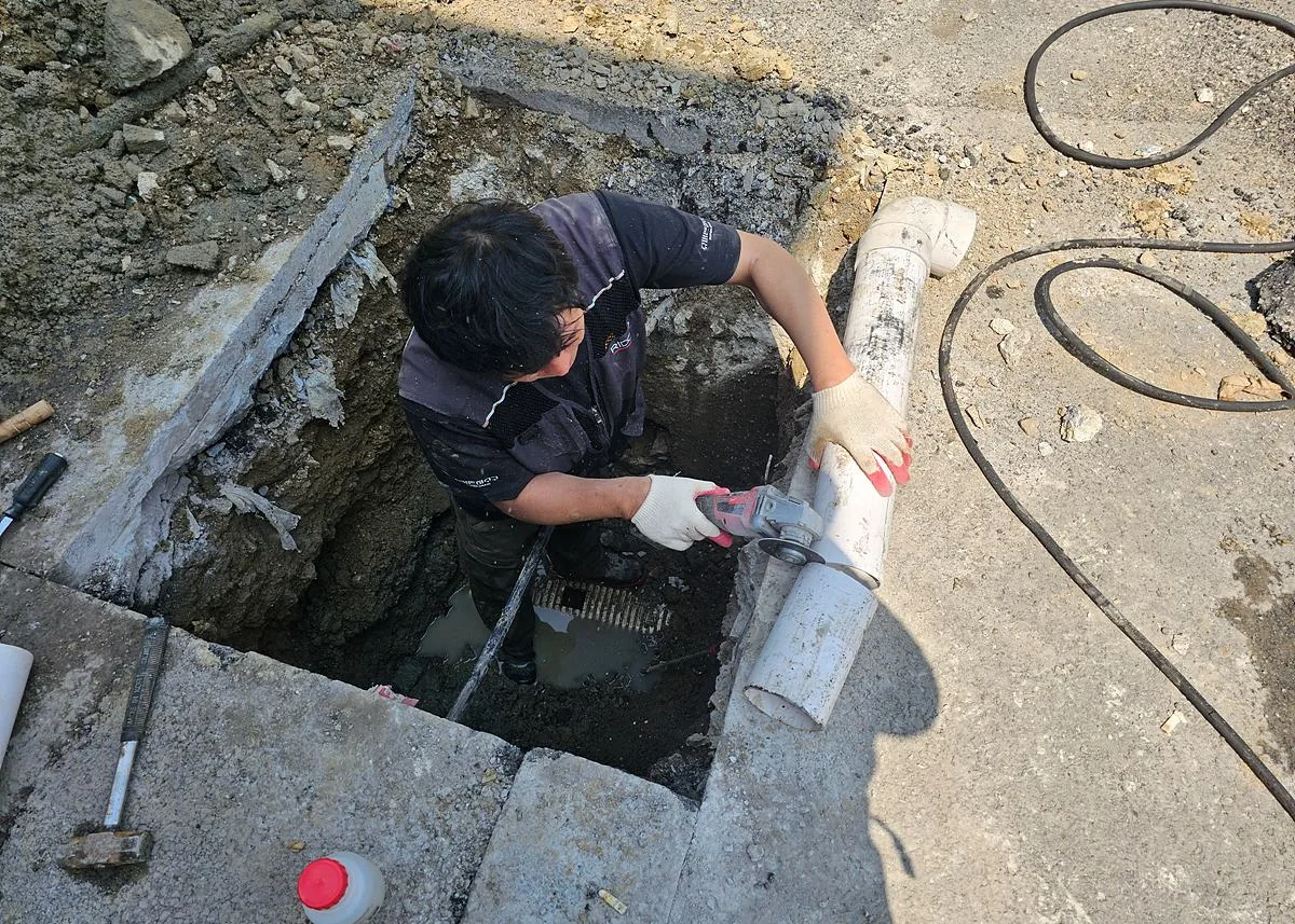 실제 배관공사 과정 - 기존 배관을 정리한 뒤 새 PVC 배관을 규격에 맞게 재단합니다.