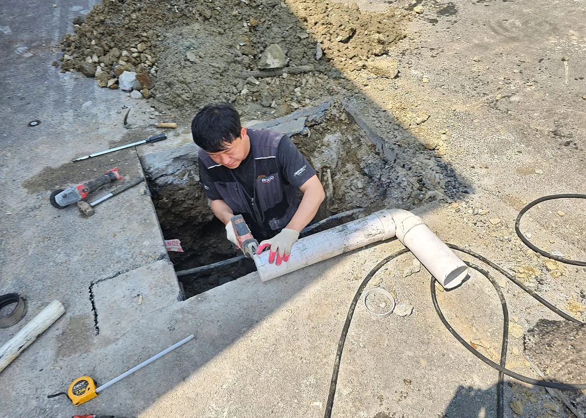실제 배관공사 과정 - 현장 치수에 맞춰 새 배관 길이를 다시 정확하게 재단합니다.
