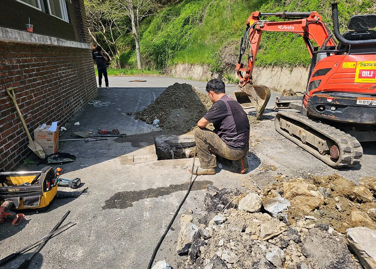 실제 배관공사 과정 - 위치탐지 결과를 기준으로 필요한 구간만 굴착합니다.