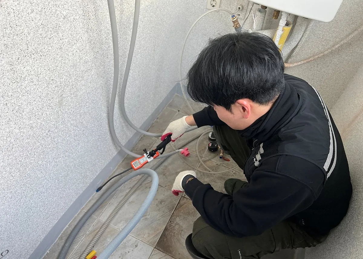 보일러실 바닥의 가스 반응을 확인하는 모습