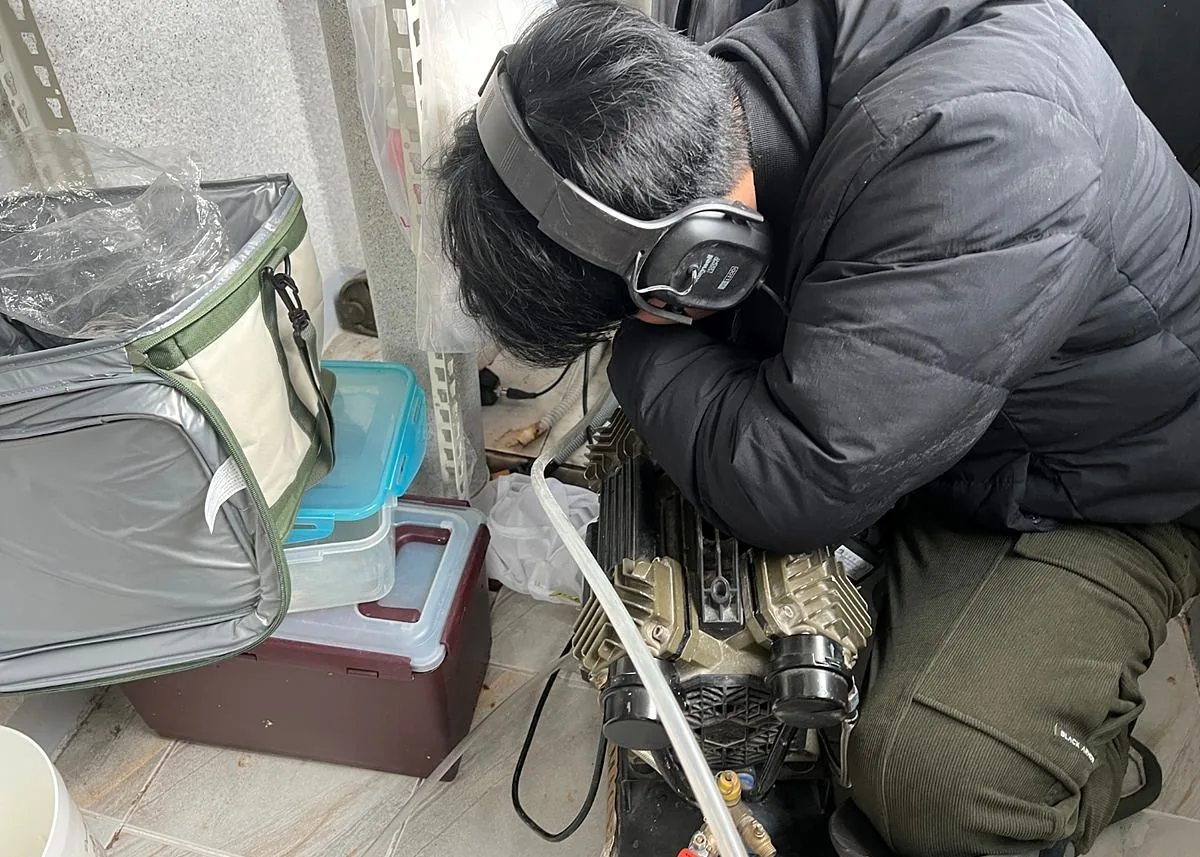 압력검사와 청음탐지를 교차 확인하는 모습