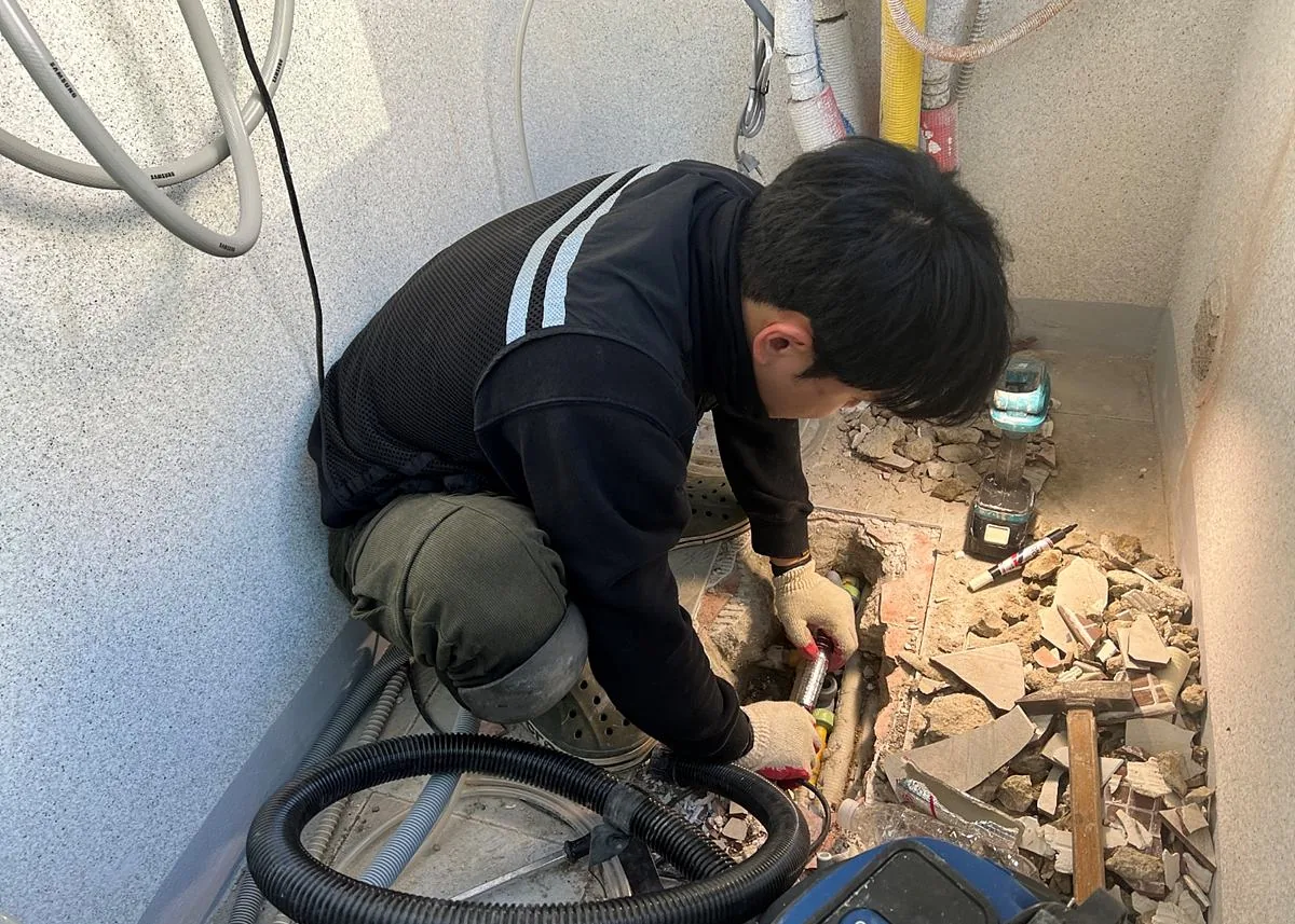 누수된 온수배관을 새 배관으로 교체하는 모습