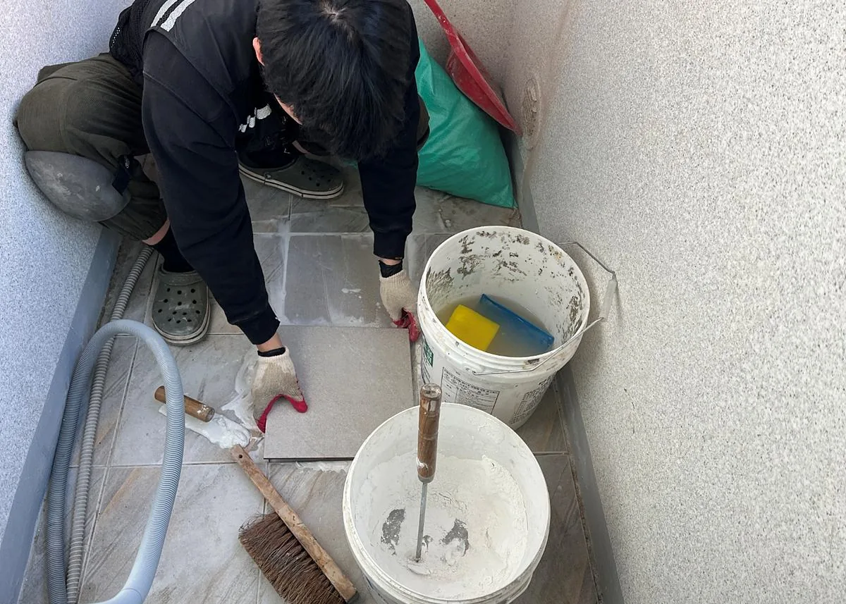 굴설 지점을 몰탈과 타일로 복구하는 모습