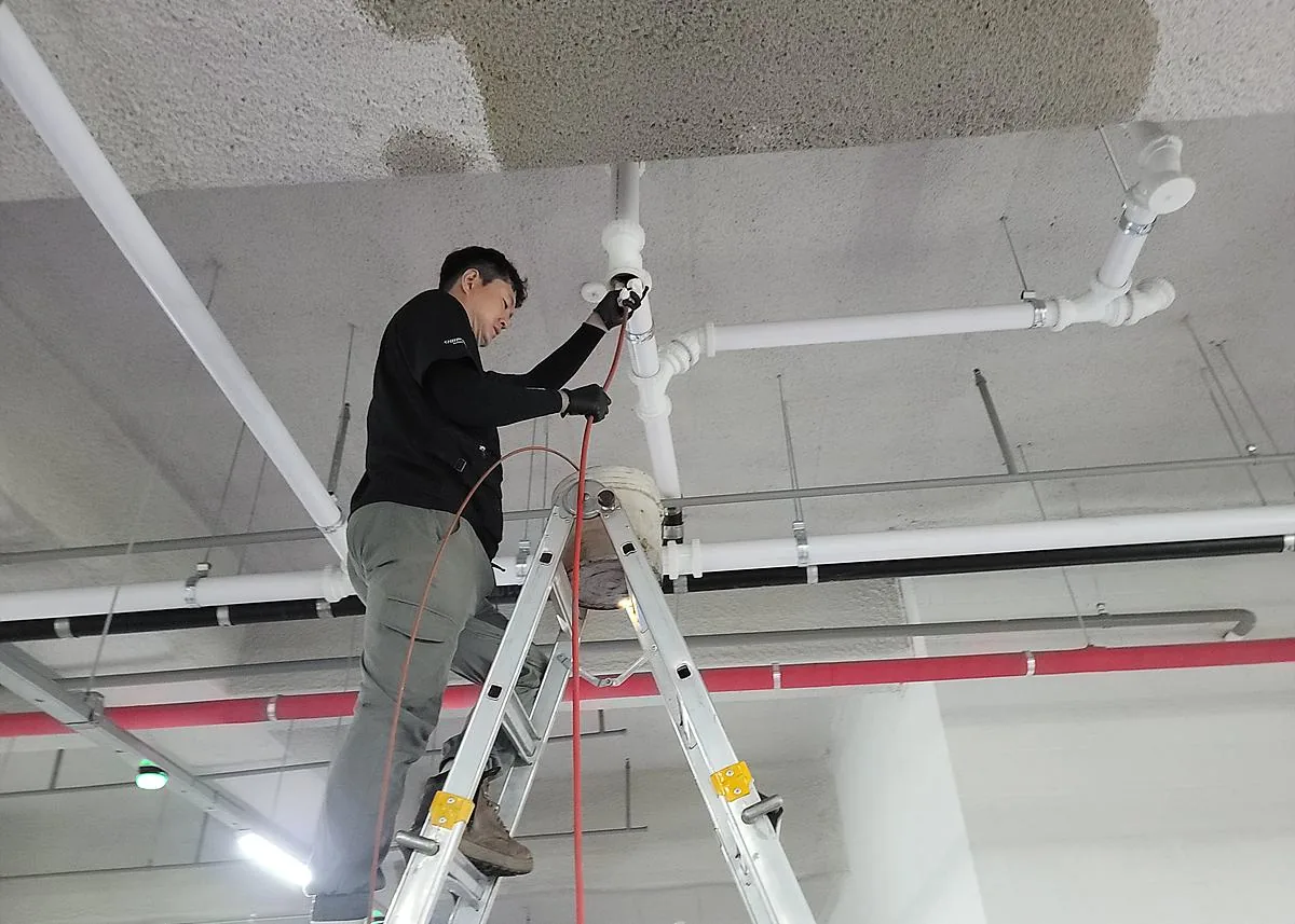 위치탐지기로 찾은 지하주차장 연결 배관을 점검하는 모습