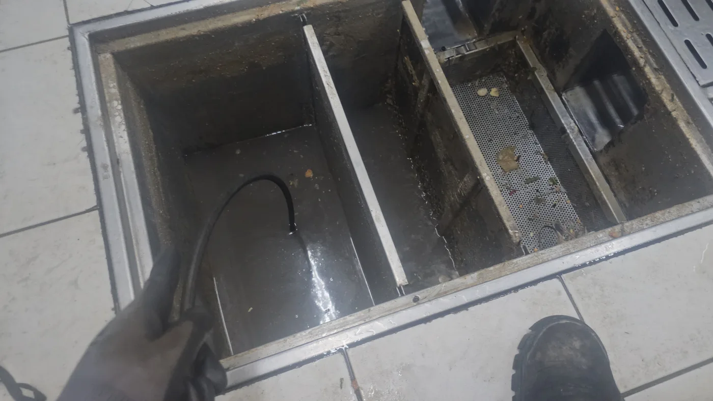 전남 순천 배관에 쌓인 기름과 오염물을 정리하기 위해 고압세척을 준비했습니다.