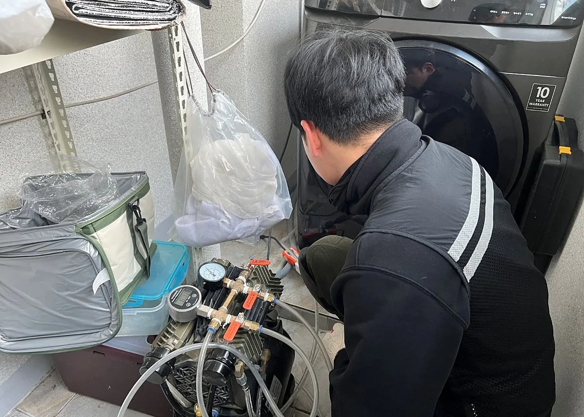 압력검사 장비로 배관의 압력 변화를 확인하는 모습
