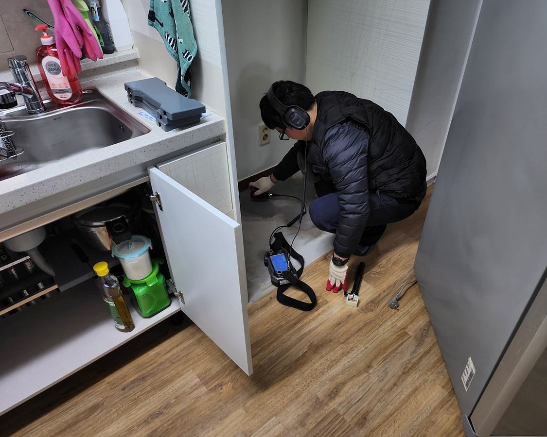 광주광산구누수탐지 타업체 실패 후 난방배관 미세누수 위치를 찾아 보수 | 슈퍼맨하수구누수 누수탐지 작업 이미지