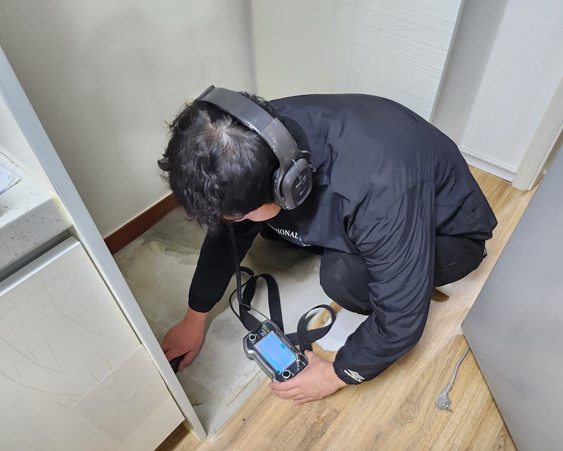 광주광산구누수탐지 타업체 실패 후 난방배관 미세누수 위치를 찾아 보수 | 슈퍼맨하수구누수 누수탐지 작업 이미지